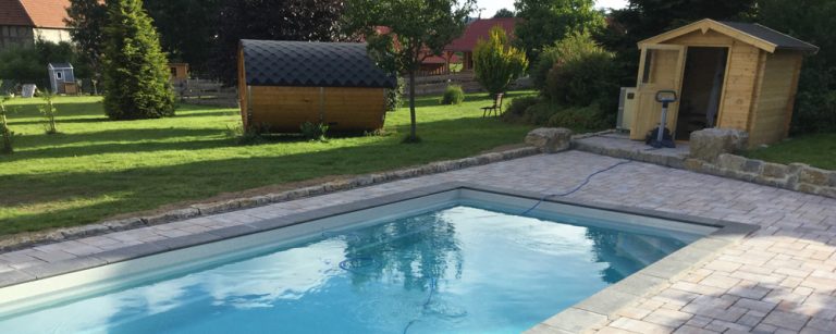 pool-mit-gartenhaus - 123swimmingpool - Swimmingpool selbst bauen - der